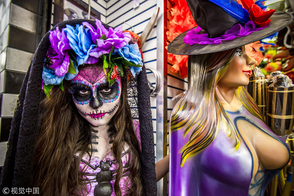 巴西迎接亡灵节 少女化精美"骷髅"妆招徕顾客