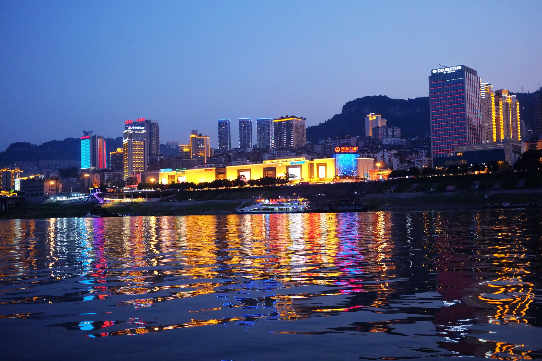 风景图集:万州城市风光,璀璨夜色迷离灯光,轮船穿门而过!