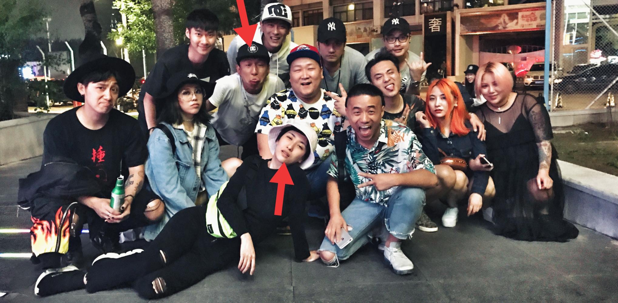 陈羽凡去年带儿子元宝游玩照曝光,同居女友何时珍亲密陪伴在侧