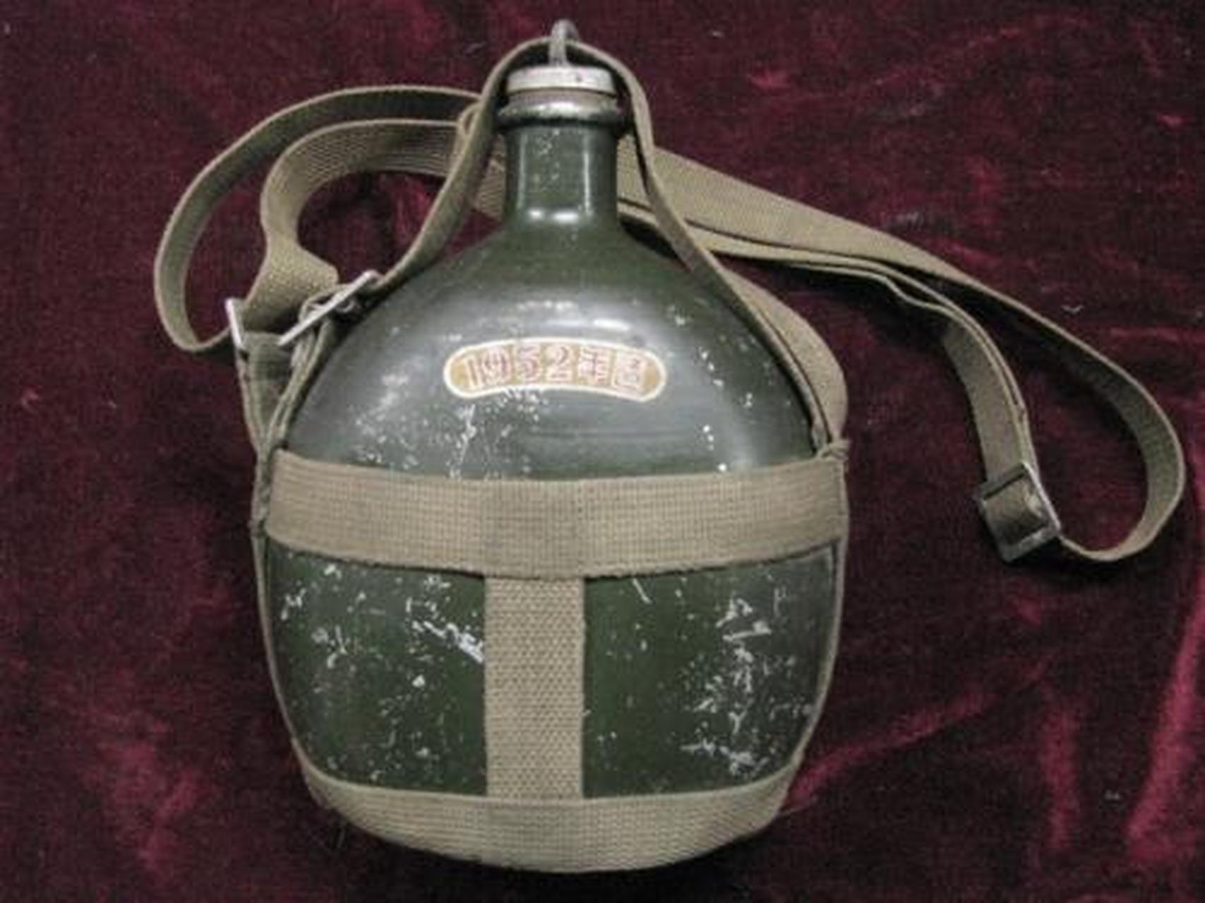 这种军用水壶,是铝制的,一般家庭可能不会拥有这样的水壶,而如果有了