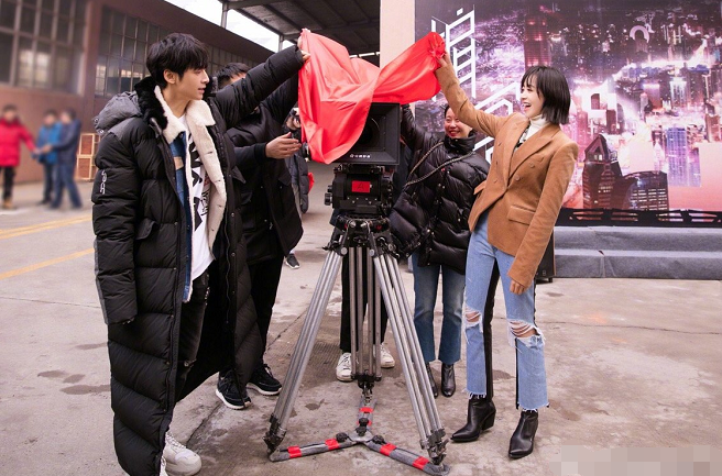 《掮客》集体亮相,一眼看出罗云熙宋茜差距,网友表示很担心她