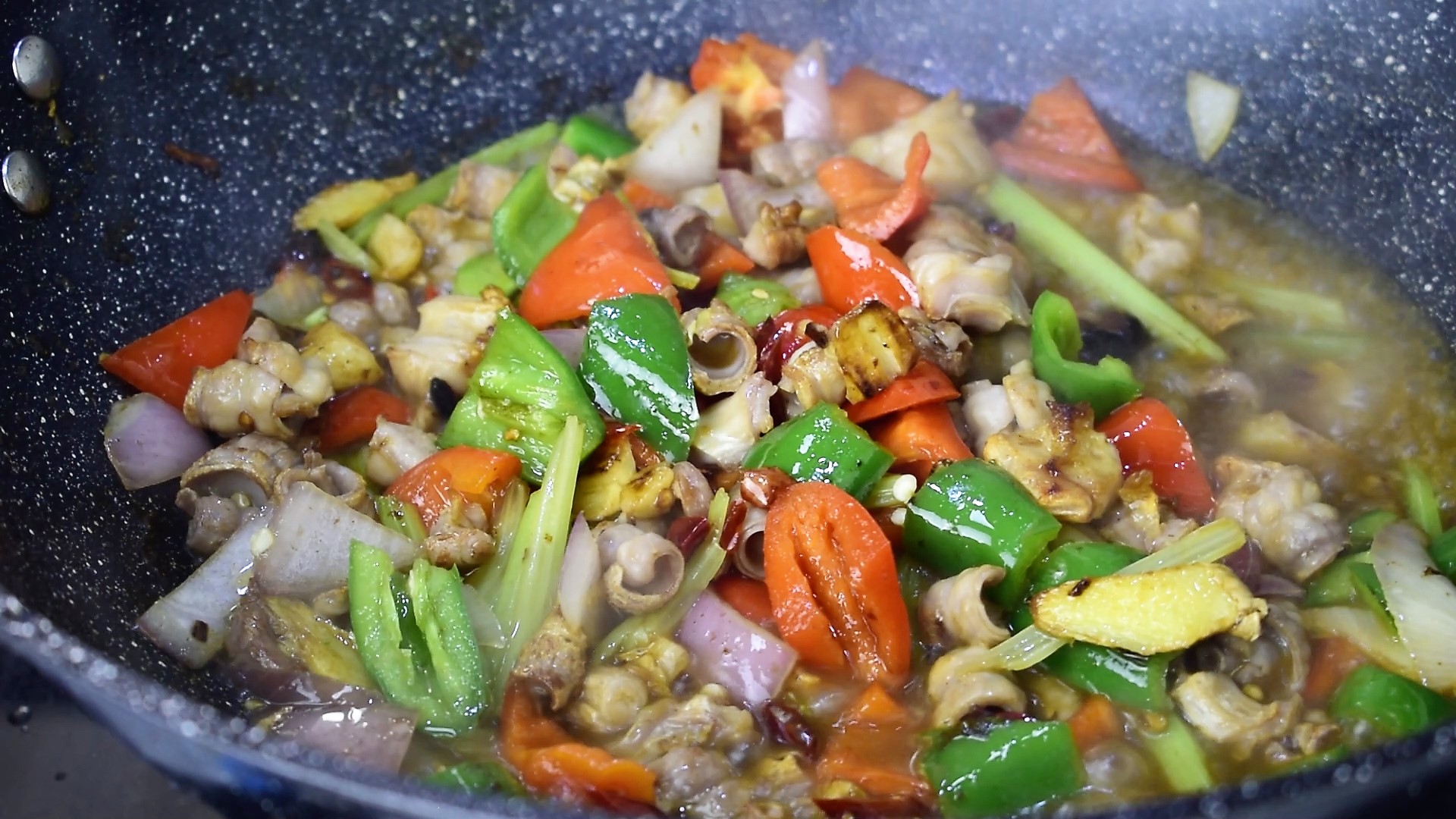 美味又爽脆的爆炒粉肠就做好了,没有腥骚味,入口不油腻,吃起来倍儿