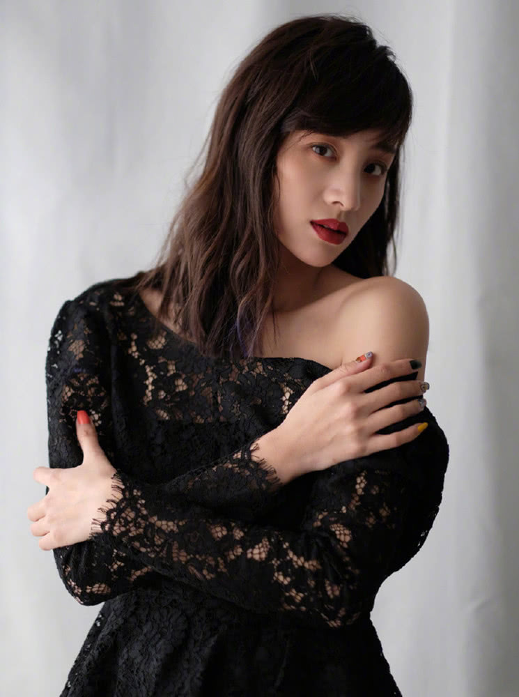 章龄之晒美照,裸背造型性感撩人,网友大呼:陈龙赚到了