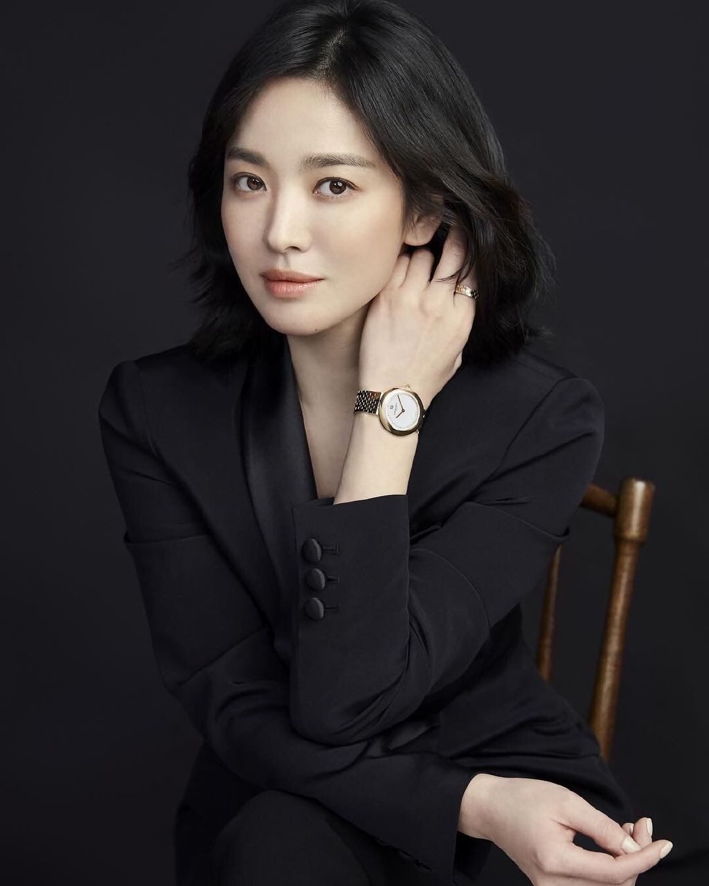 38岁宋慧乔剪掉十年真美,波波头头发型搭配休闲装,气场十足