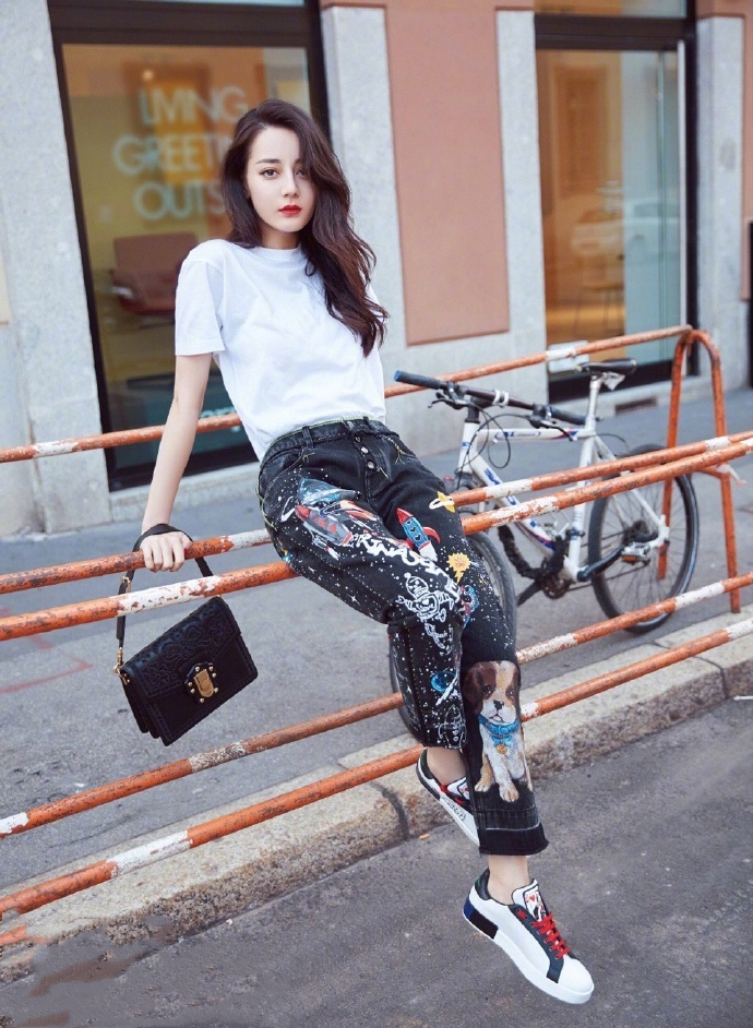迪丽热巴在广东穿短袖 baijiahao.baidu.com