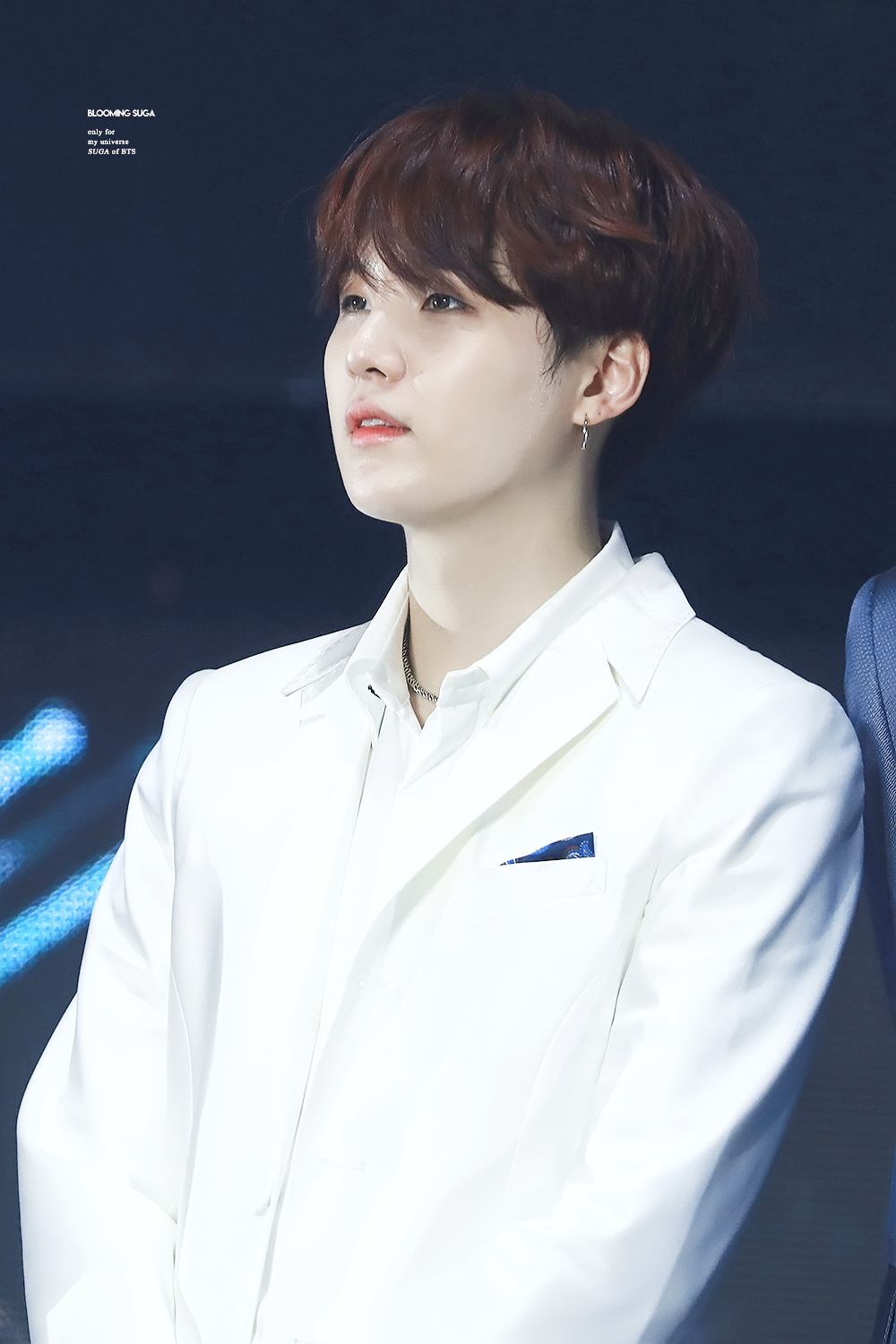 "白马王子"四个字有点土味,但这组图,实在找不到其他词语来形容闵玧其