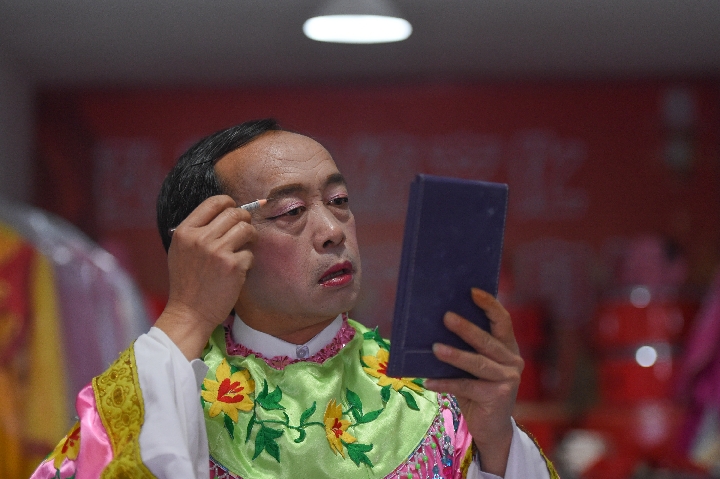 贵州余庆:五旬"幺妹"的花灯传承梦