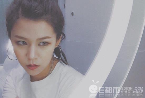 抖音当红的歌手于晴,摩登兄弟都翻唱她的歌,她到底什么来头呢?