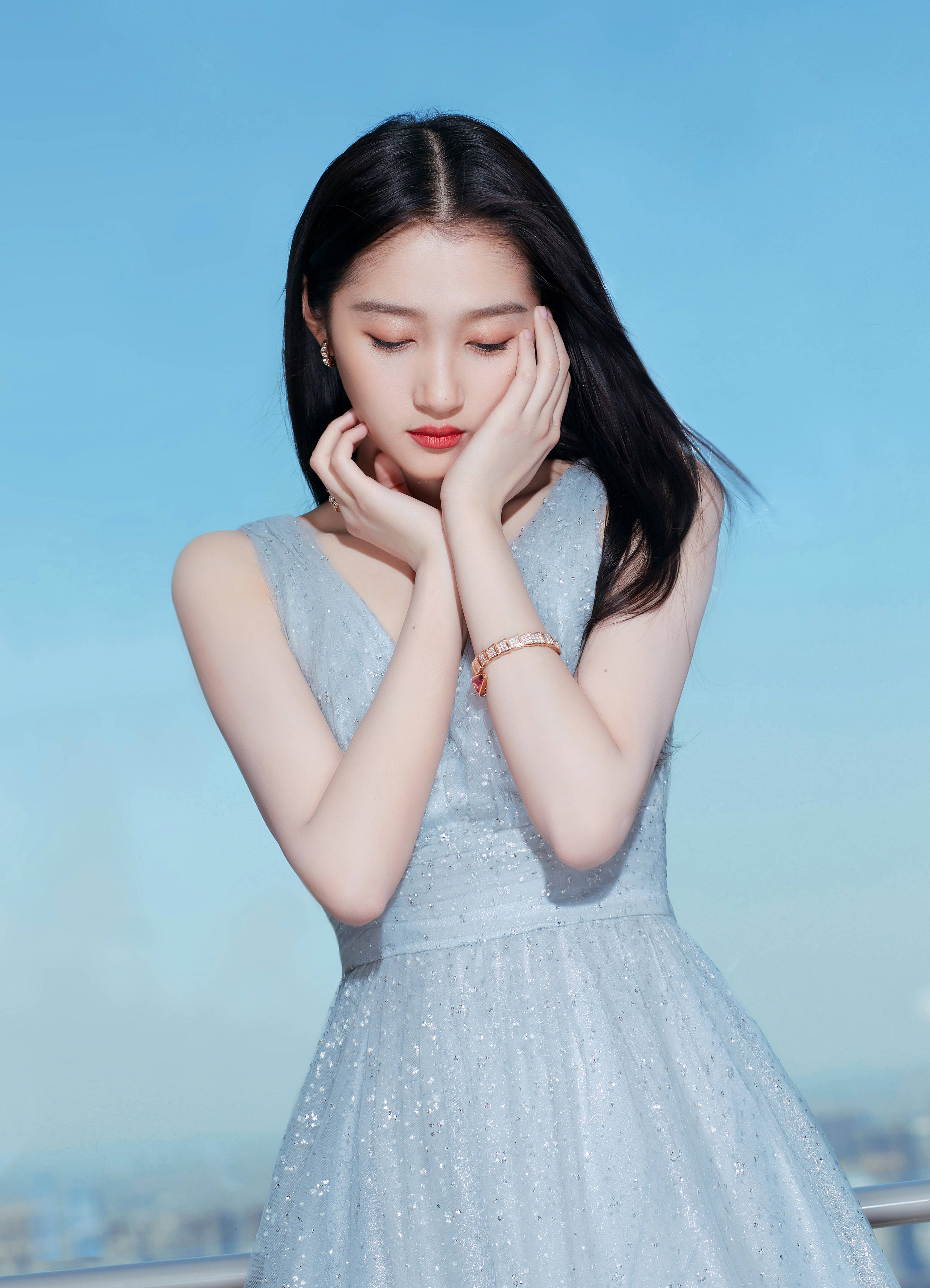 关晓彤一袭仙女纱裙美得宛如仙子下凡,换回黑长直发型更有女神范