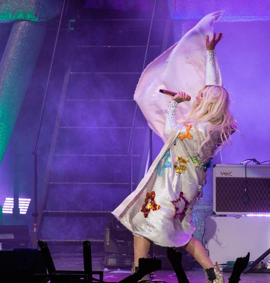 7月23日消息,钱妞kesha一身白衣亮相舞台,她表情投入,霸气献唱,还性感