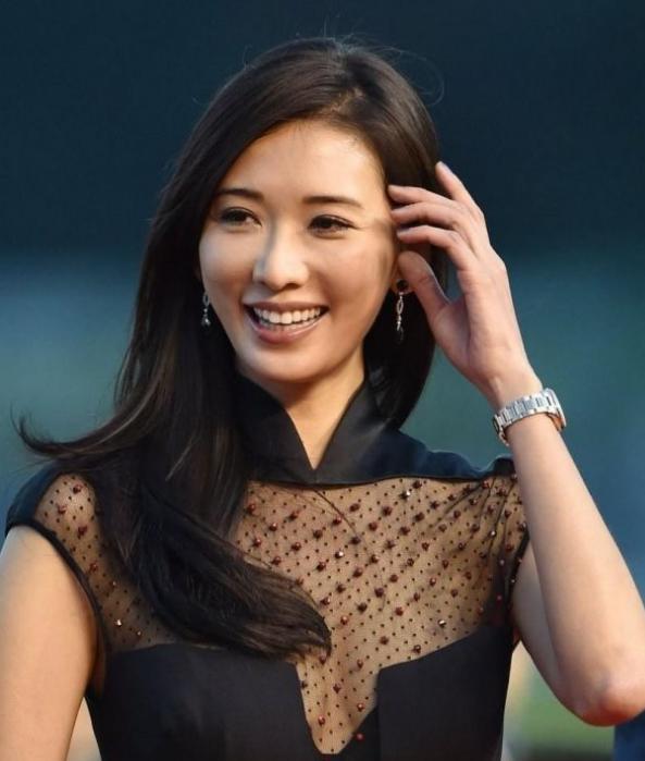 "性感女神"林志玲,肤白貌美,各种风格的穿搭都十分养眼!