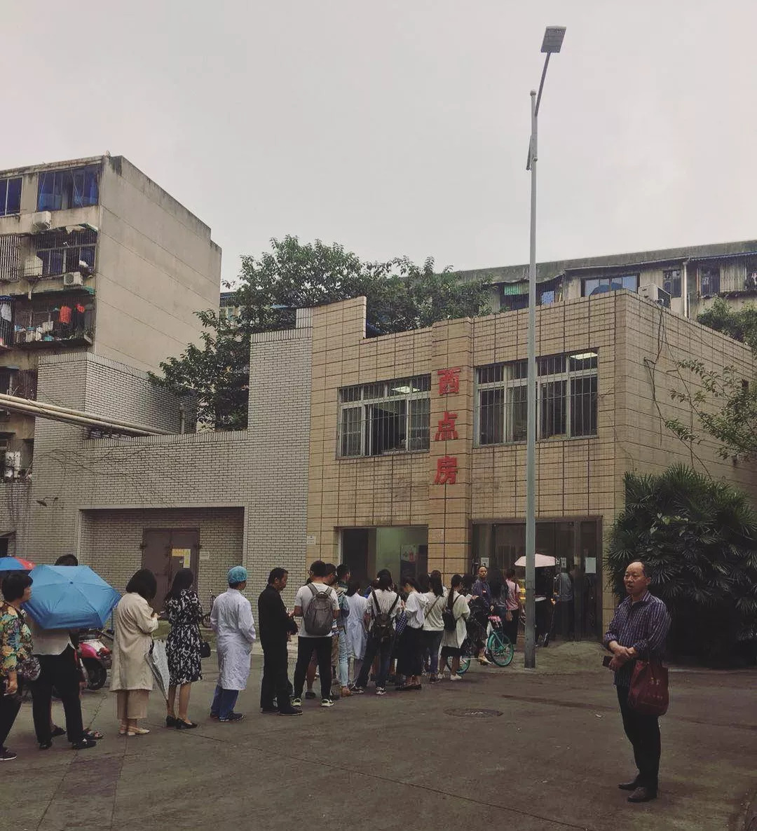 华西医院开卖月饼了?排队的人比门诊大厅都多!