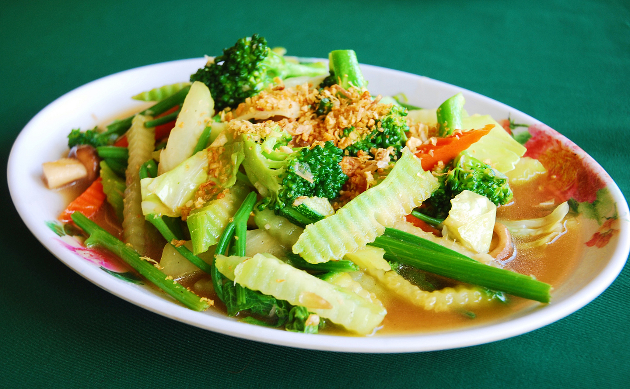 以下是一份简单的黄瓜拌凉皮食谱:  准备好所需食材:黄瓜,凉皮,蒜末