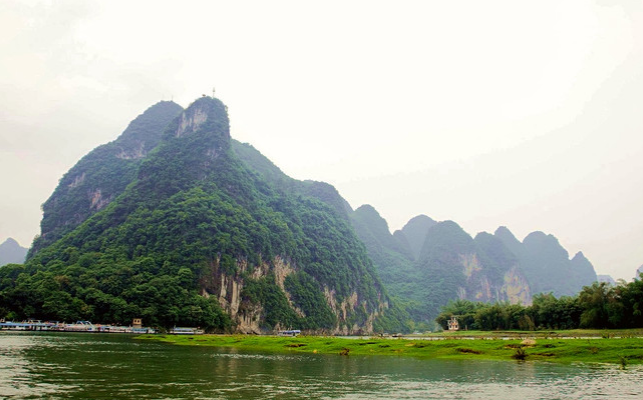 漓江犹如一条蜿蜒的青罗带,山峦连绵起伏形态万千,风景如画