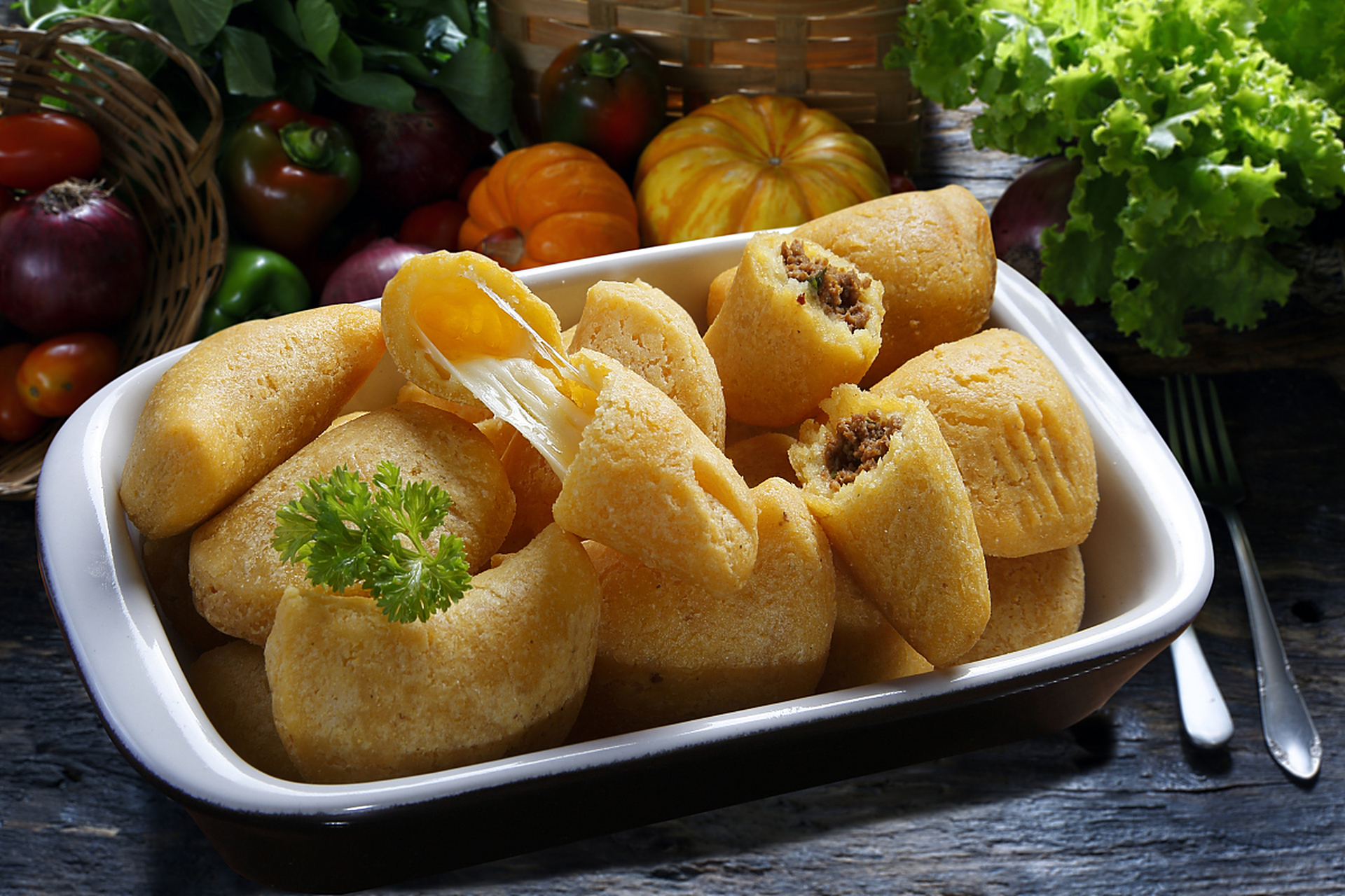 罗定鱼腐是中国广东省罗定市的一种传统特色美食,是以鲜活的鱼类为