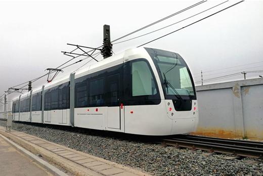 第四代!新型多铰接100%低地板现代有轨电车在中车唐山公司下线