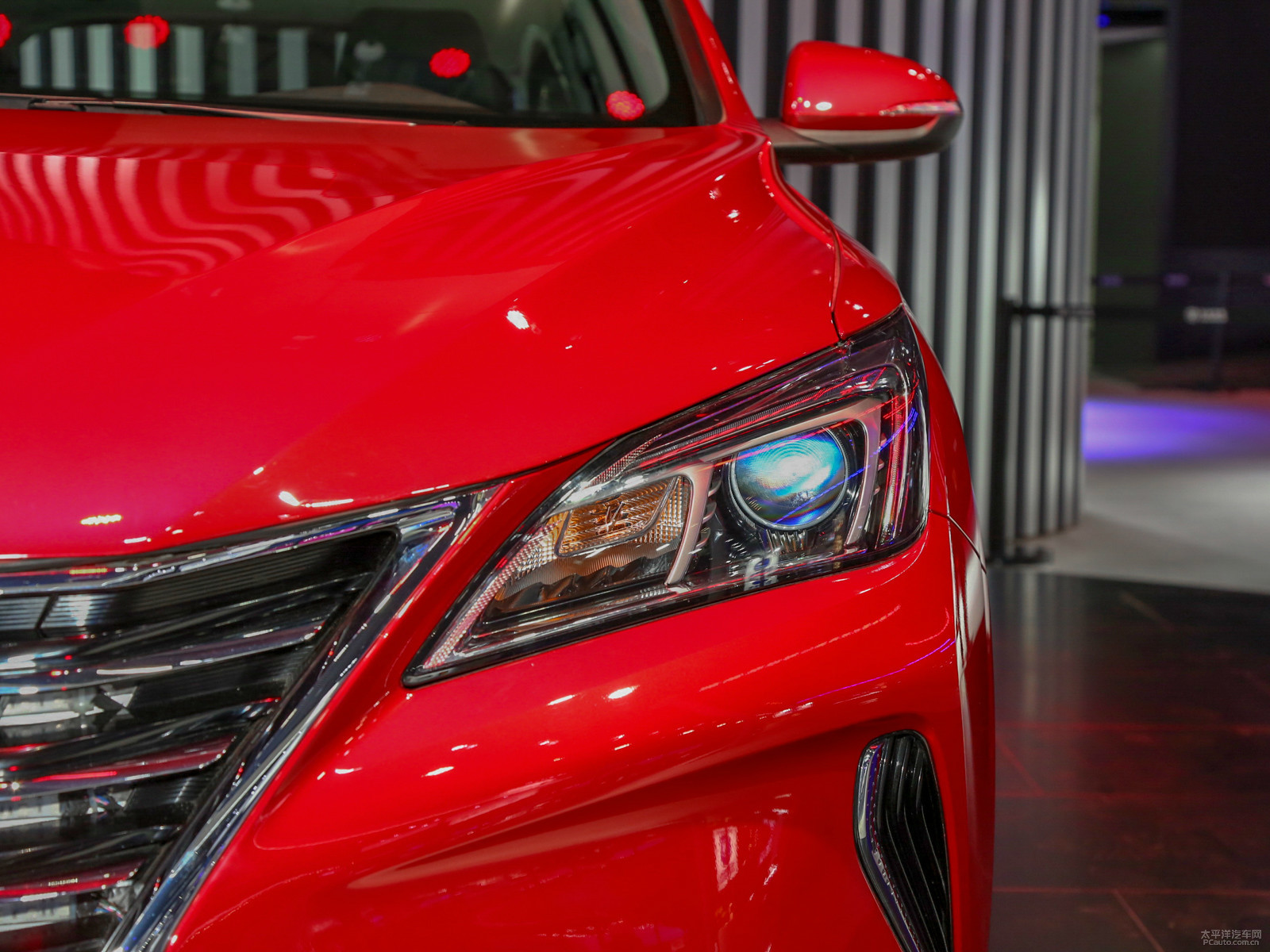 从图片上,这款车的进气格栅设计的也是很不错的,看起来很时尚.