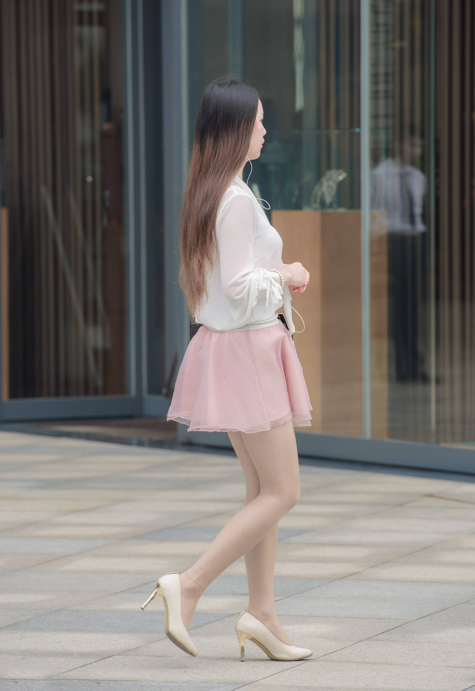 街拍:身穿丝质上衣搭配粉色的短裙露出如玉美腿,珠圆玉润的美女少妇