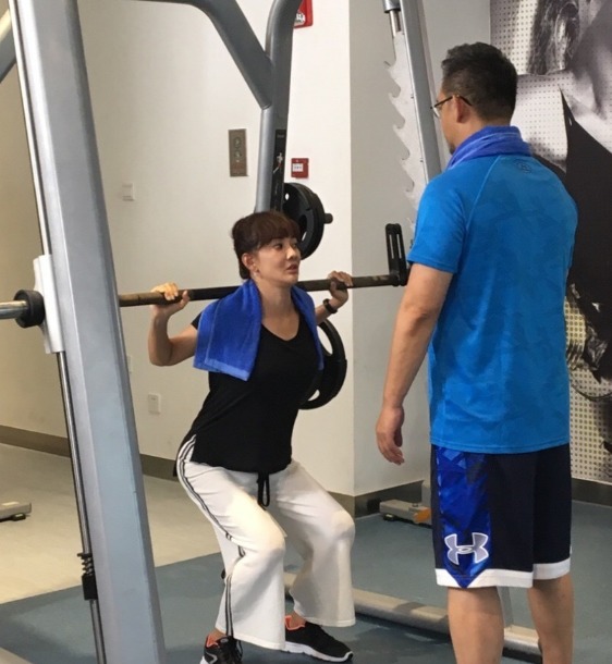 射击冠军牛莉现状:曾是王义夫队友,如今45岁保养如少女!