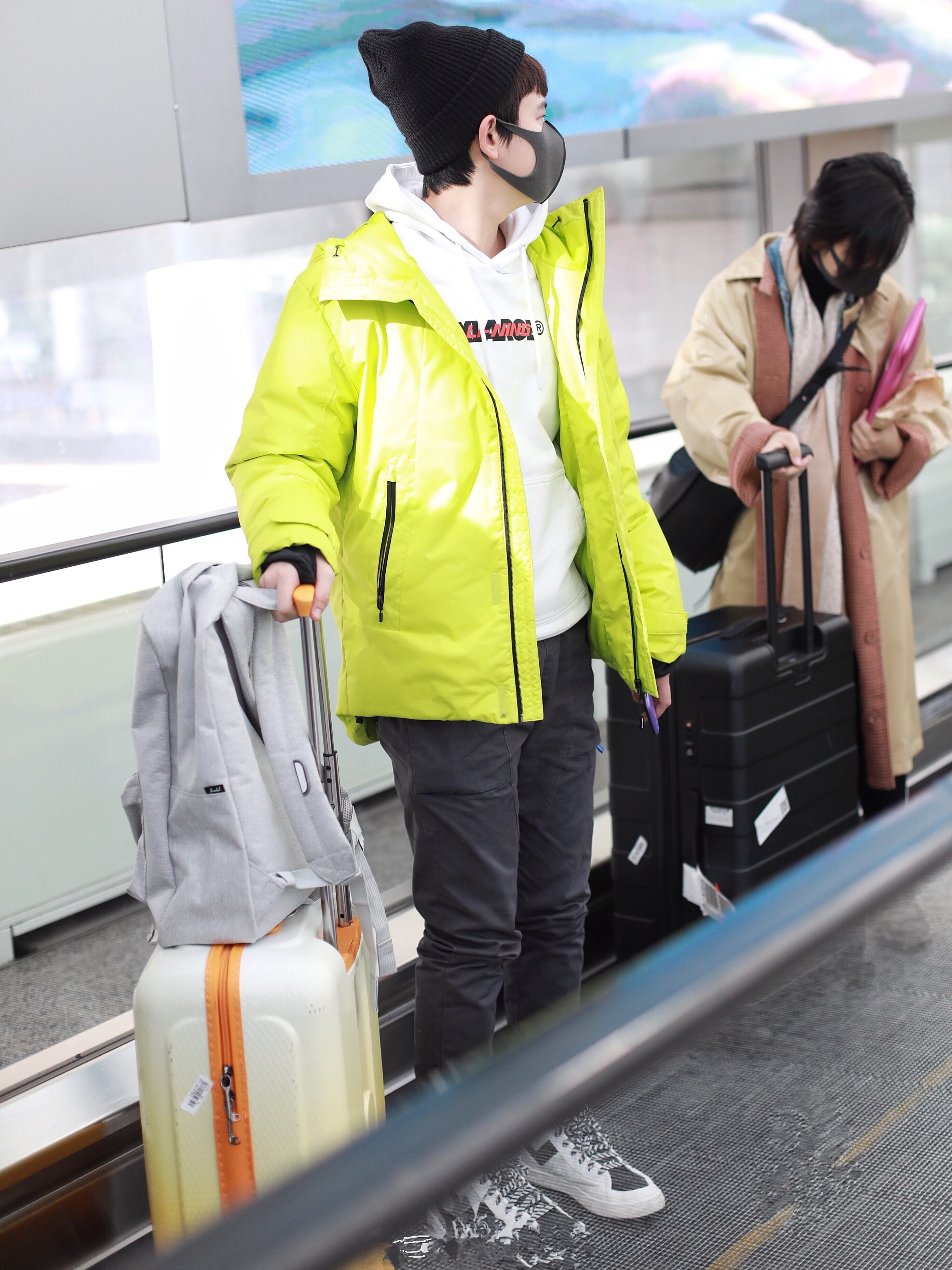 本以为胡先煦穿红色运动装够亮了,直到他穿了荧光色棉袄!