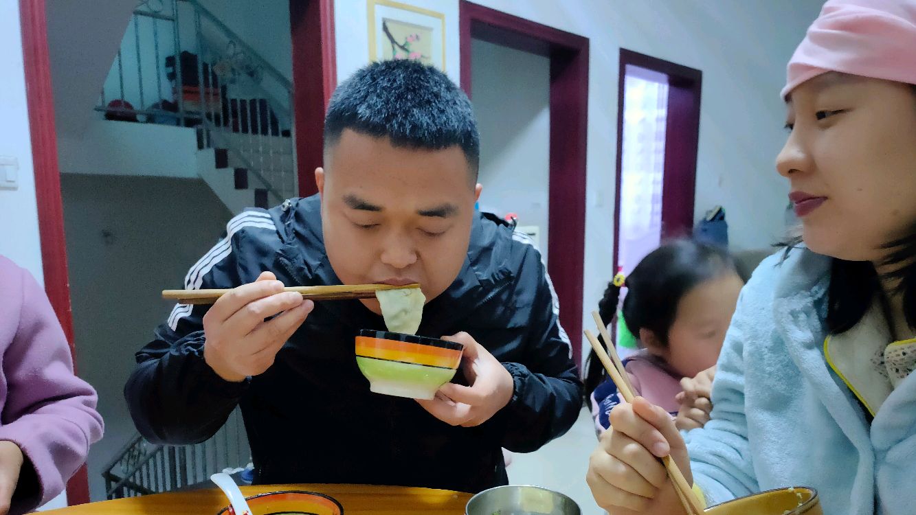 妈妈包的豇豆饺子,菊子看胖哥蘸着黄豆酱一口一个,可惜她不能吃