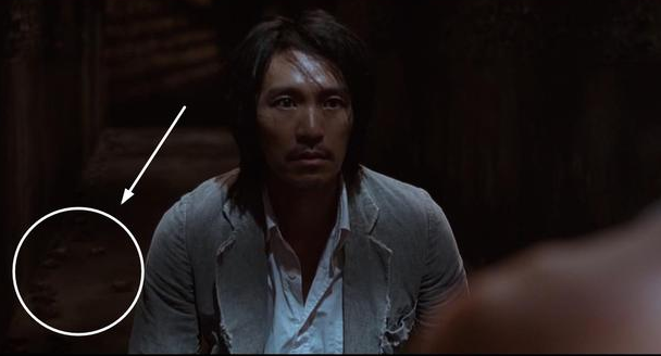 《功夫》中火云邪神的蛤蟆功如何炼成的?答案就在星爷背后的墙上