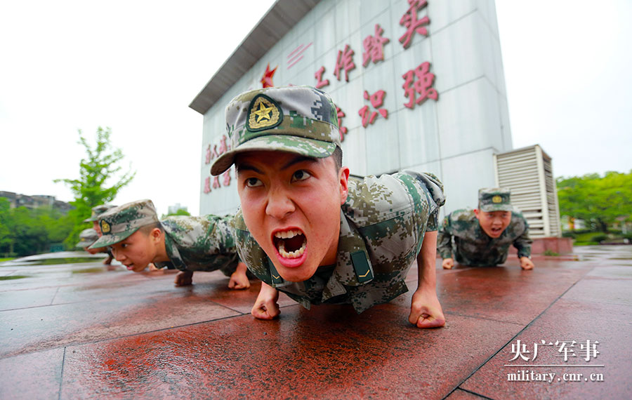 下连不久,新战士坚持苦练体能强素质刘金桂 摄