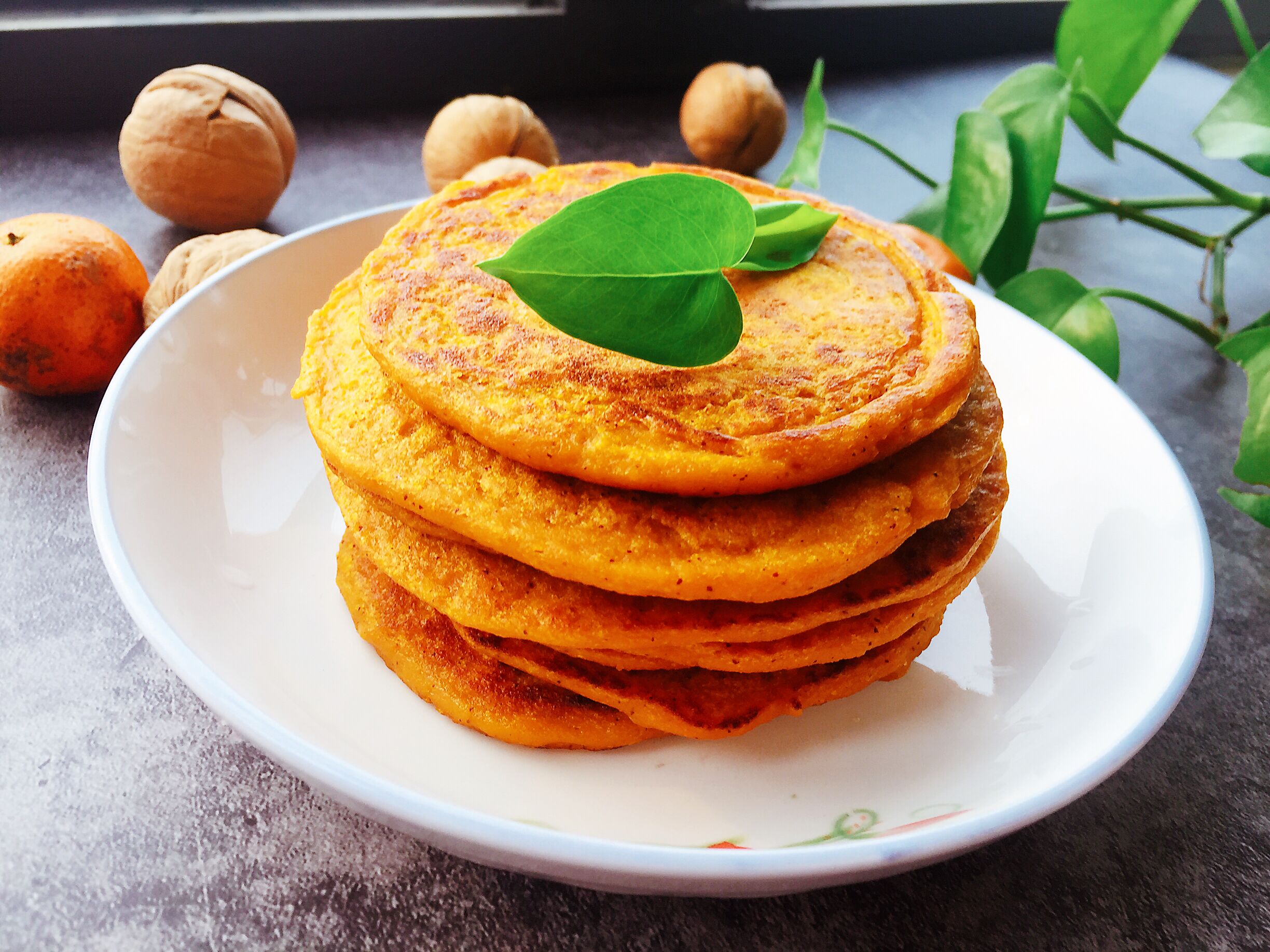 3,南瓜软饼很好熟,也容易糊,烙制的过程中,记得翻面.判断不了熟