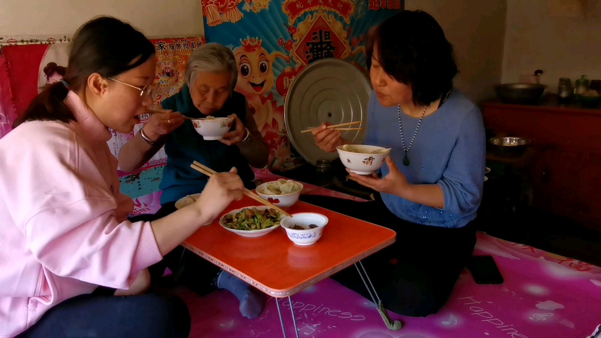 猪肉大葱馅饺子就腌大蒜,坐在姥姥家的大炕上,吃的真舒坦