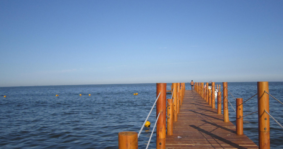 北戴河海滨浴场:海岸漫长曲折,滩面平缓,海水清澈