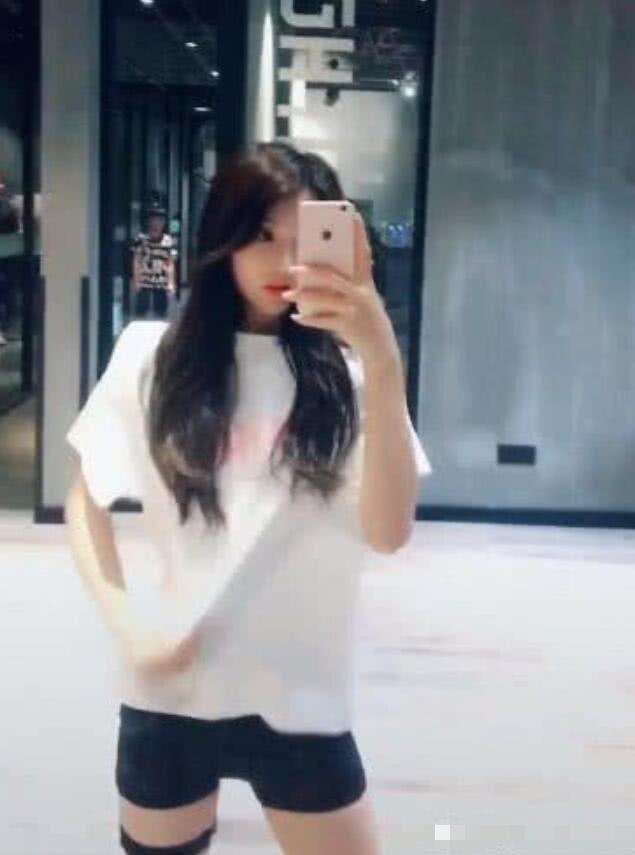 抖音小姐姐直播秀身材,当场脱衣发福利,反手摸肚脐不在话下!