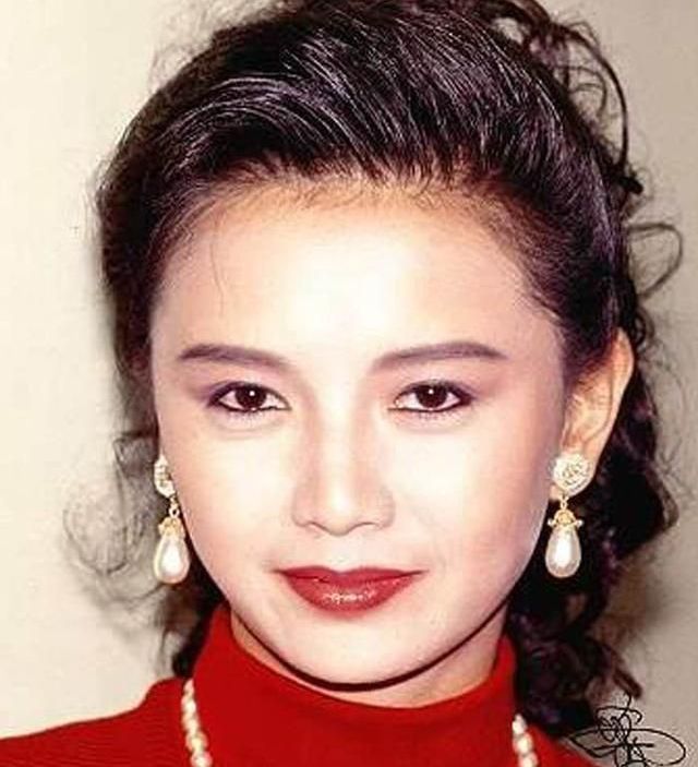 54岁曾华倩近照曝光,孤身一人抚养儿子长大,今容貌依旧