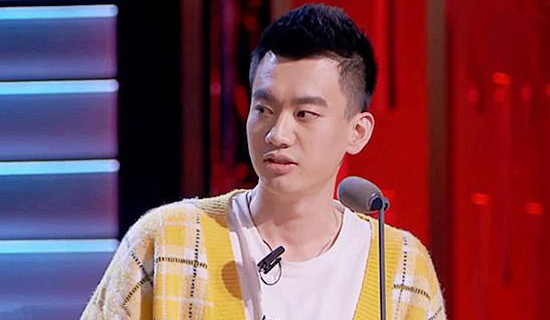 《吐槽大会》每位嘉宾吐槽完张艺兴,又都怂了,欧阳娜娜弯腰两次