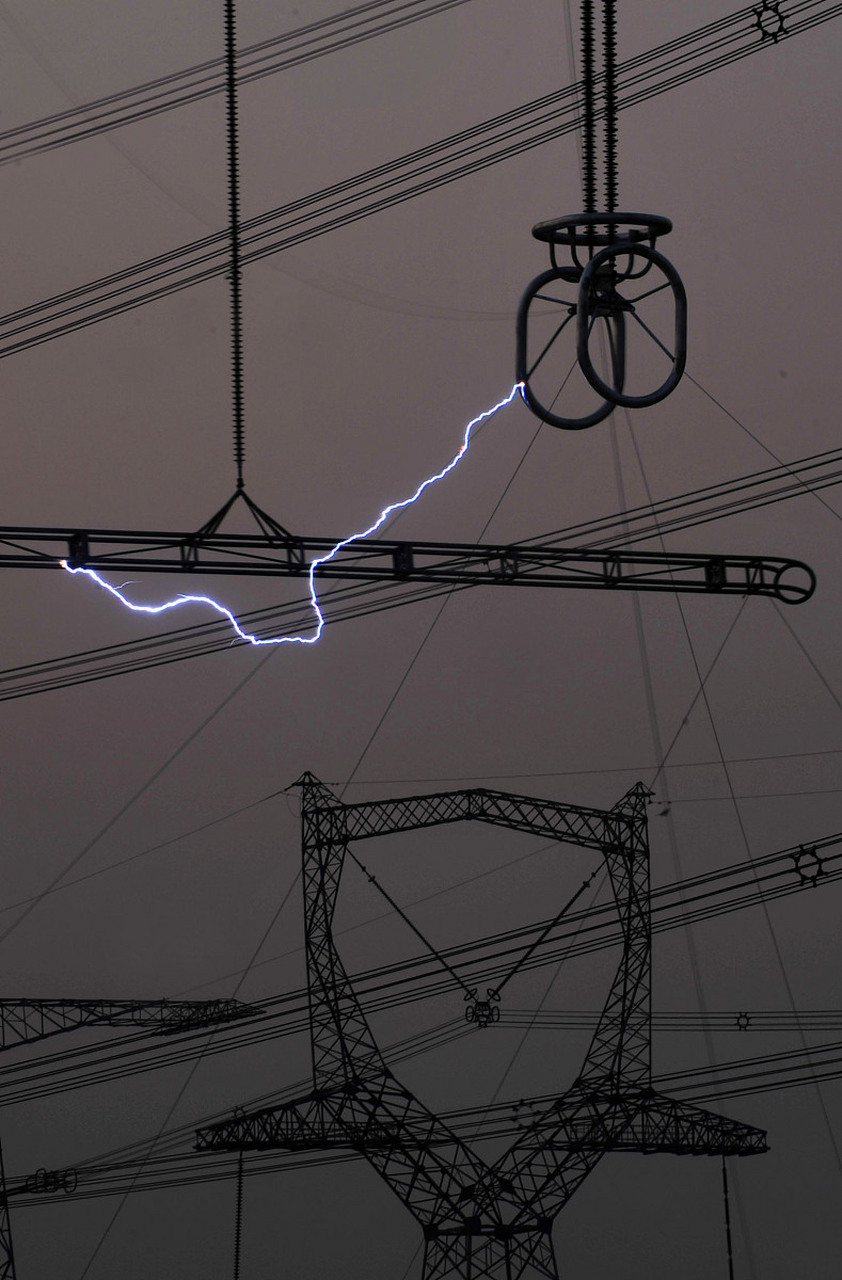 影响沿面放电电压的因素有哪些?