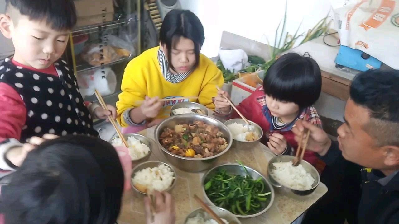 自己家养的老母鸡,再配上香菇汤鲜肉香,一家人吃的好过瘾