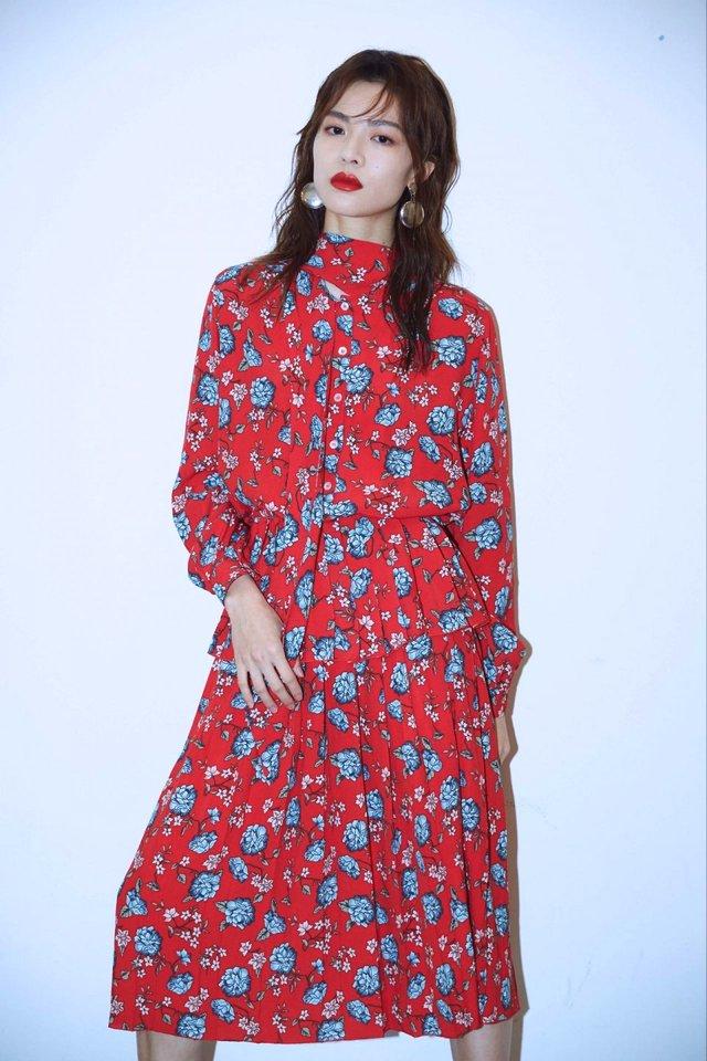 钟楚曦穿印花红色连衣裙 设计感十足