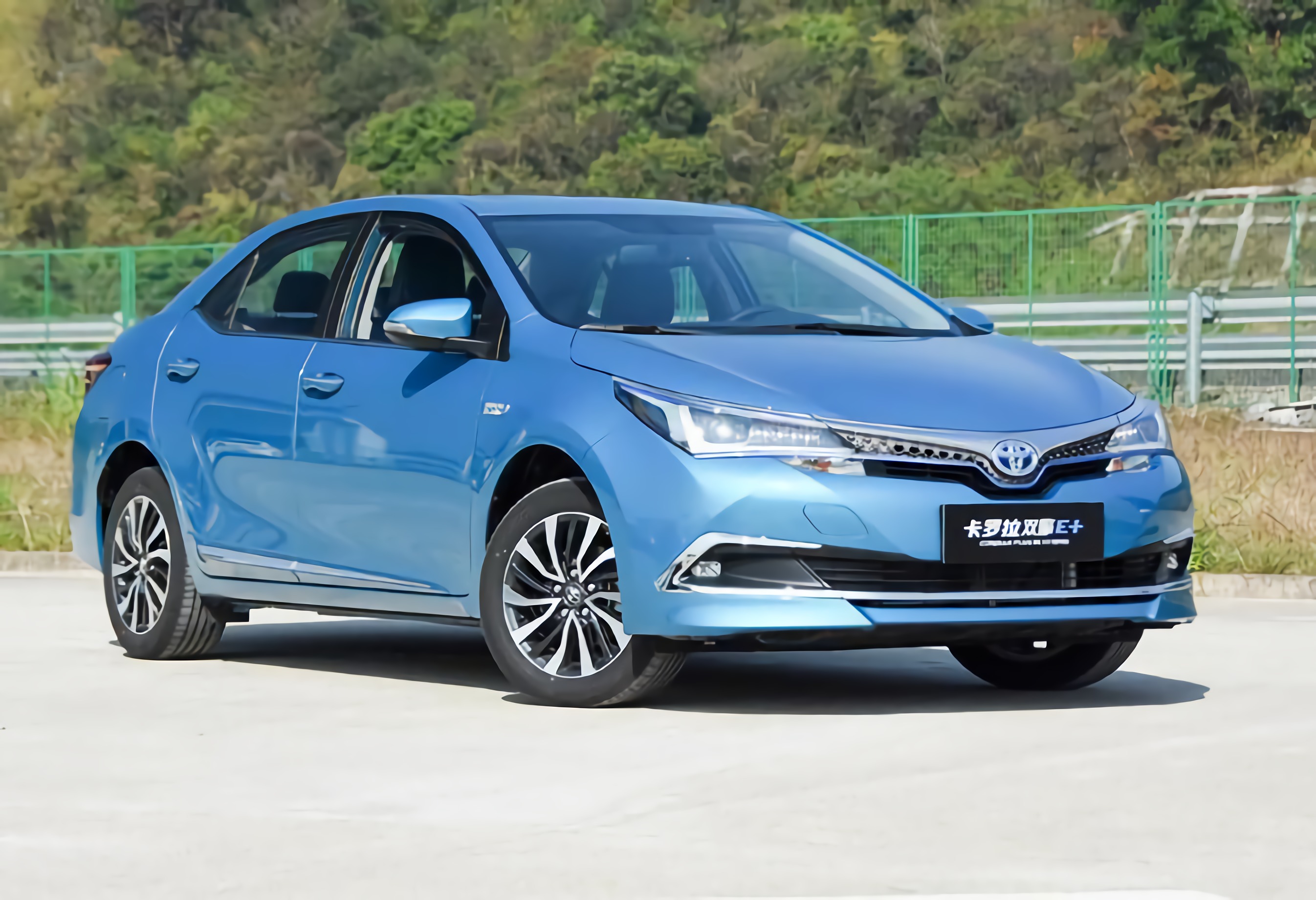 丰田打造的最强家用车,百公里才3个油,6气囊 自动空调都是标配