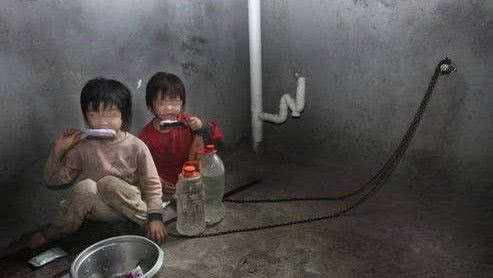 小黑屋内,两个小女孩被铁链锁住,被解救时还反抗:爸爸不让动