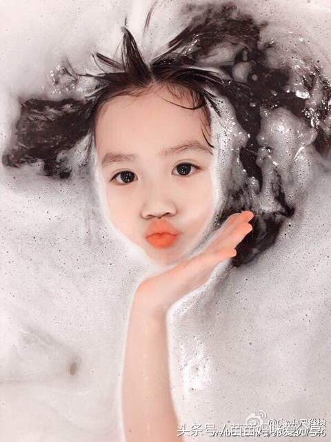 宝宝出水芙蓉泡泡浴照,钟丽缇女儿cayla考拉水嫩似美人鱼