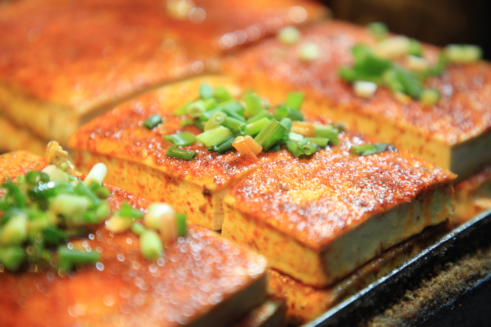 河南大妈卖铁板煎豆腐一夜上百斤,路人称光看豆腐颜值就流口水