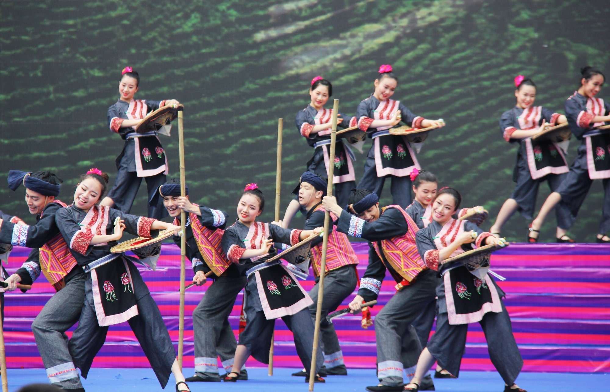 神秘的德昂族生活风情照片,图3是欢快跳舞,图6喜获丰收