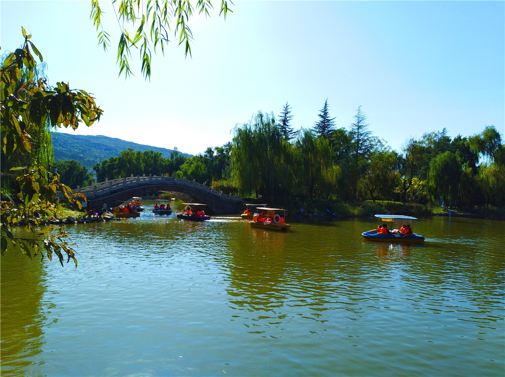 天水马跑泉公园里游人如织湖水碧波荡漾度一个美好的假期