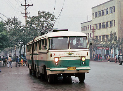 老照片:1983年重庆街景和无轨电车,值得收藏