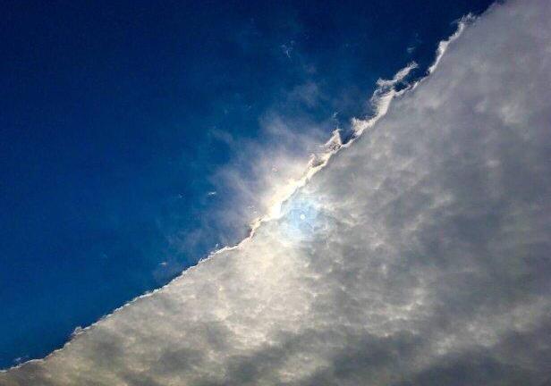 广东多地现"阴阳天",网友:鸳鸯锅?