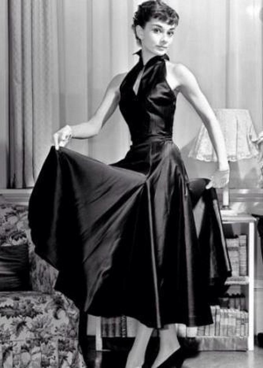 每日打卡# #发现美好时光# 奥黛丽赫本的著名小黑裙,美的不一般!