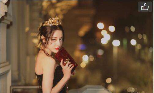 迪丽热巴米兰行助理帮摆拍美照,外国女明星一脸鄙夷!