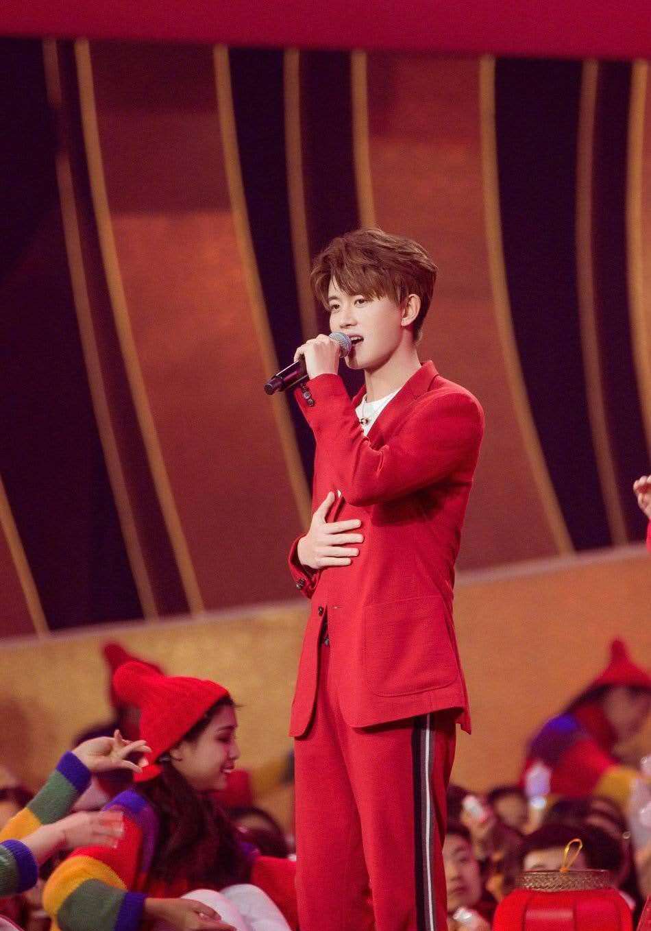 当男星穿上红西服,朱一龙是翩翩贵公子模样啊,罗云熙这样好霸气