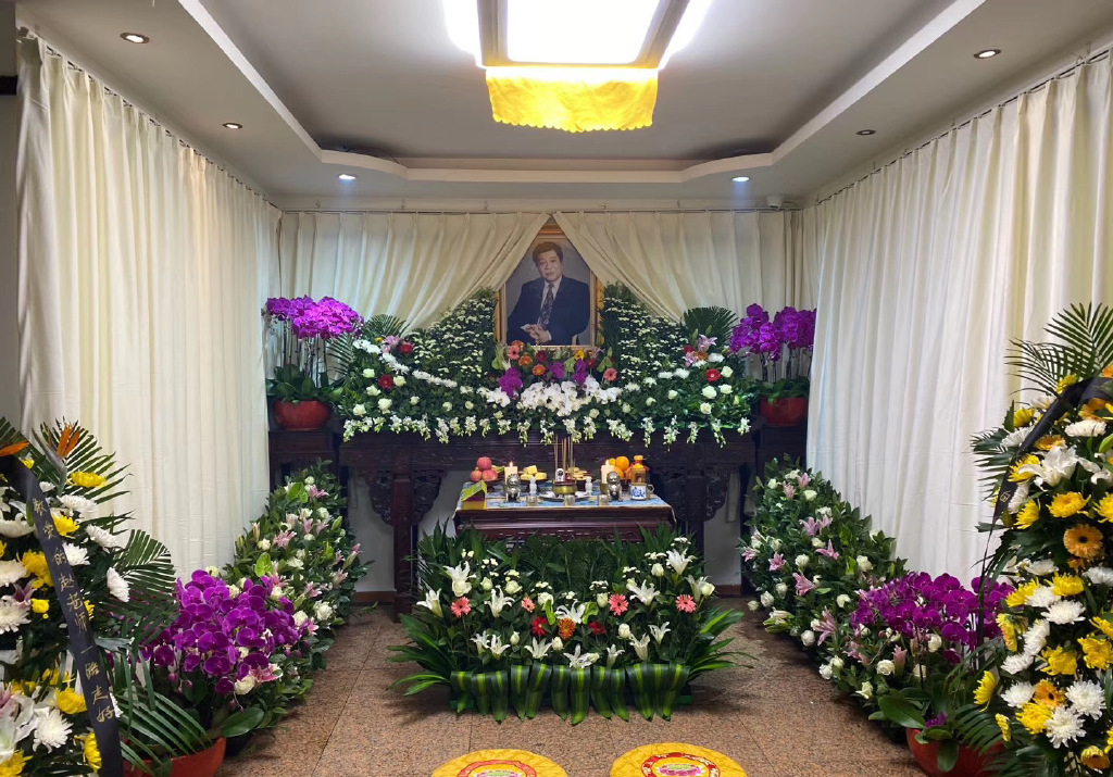 赵忠祥灵堂布置简单朴素,只敬香不烧钱纸,地点就设在老赵会客厅