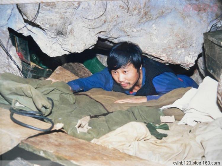 中越战争:我像一只受到极度惊吓的兔子,闪电般地钻进哨位的洞口