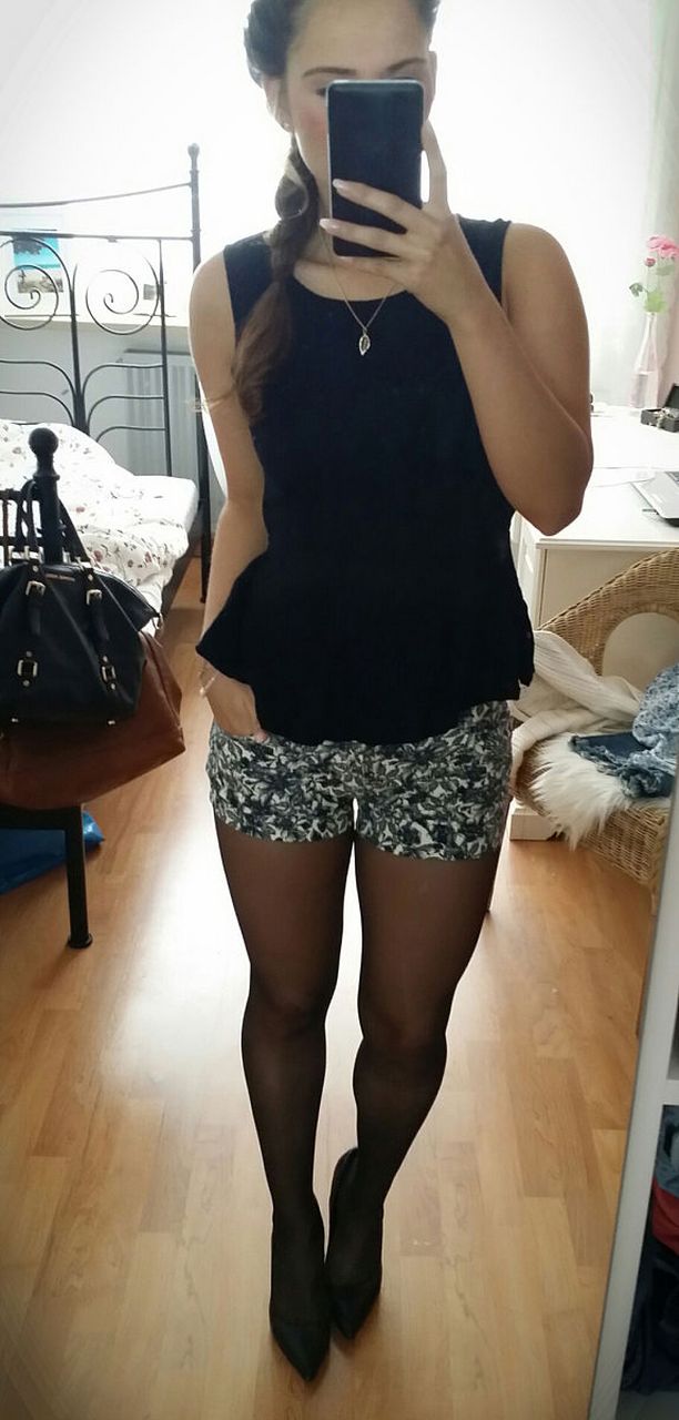 在家男友总要求我穿黑丝袜,这种男人是不是心理有问题? 大家好!